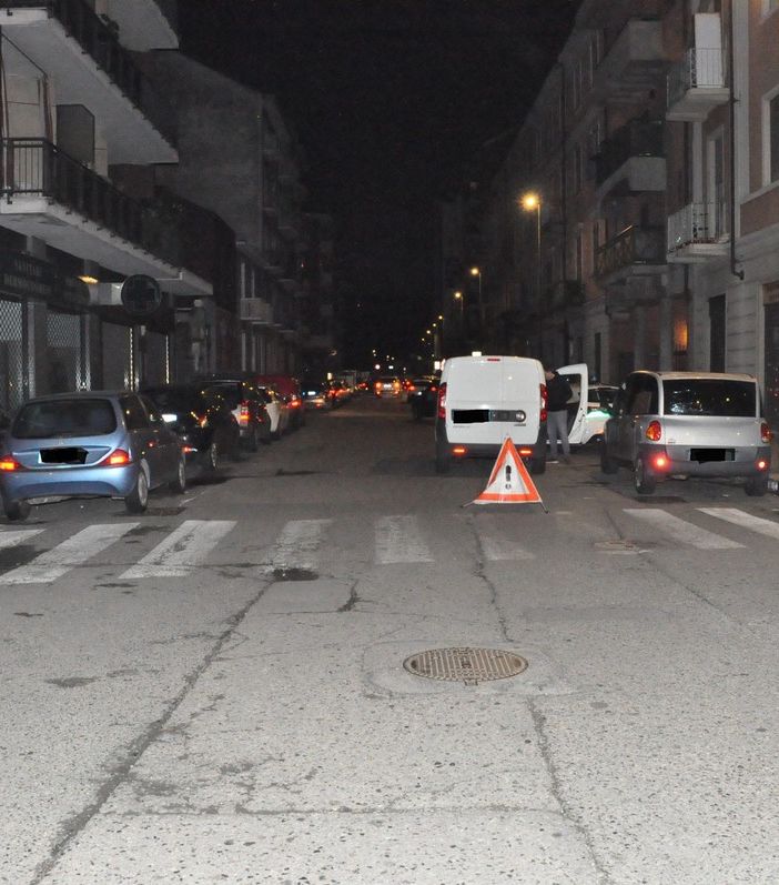 L'auto svolta e investe un uomo di 73 anni che rimane incastrato sotto la vettura: è in prognosi riservata