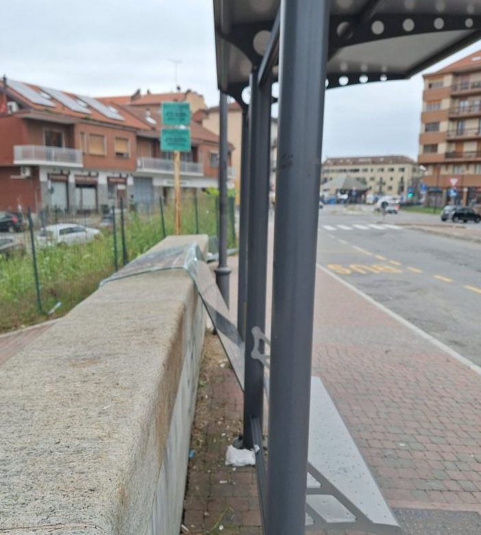 Vandali in azione a Moncalieri: distrutta la pensilina della linea 39