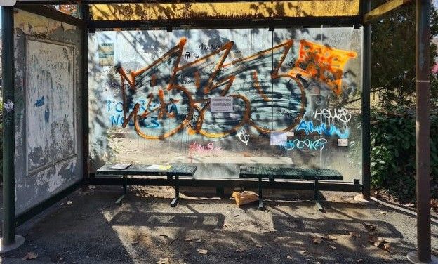 pensilina vandalizzata