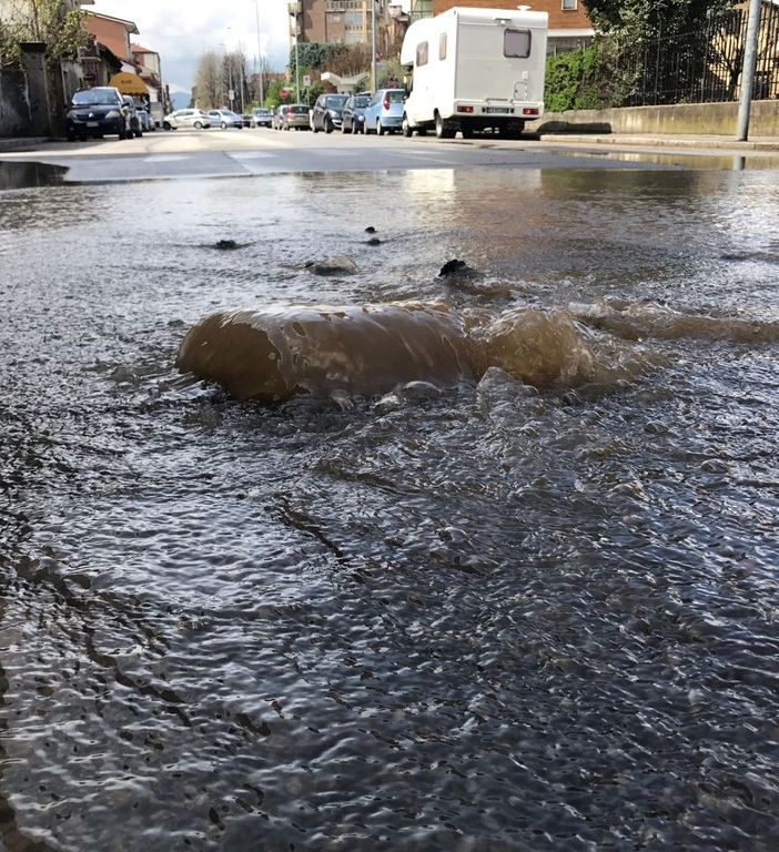 Nichelino, grossa perdita d'acqua provoca l'allagamento di via Martiri: strada chiusa (FOTO)