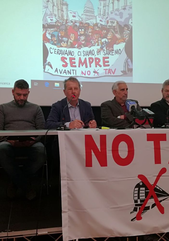 I No TAV scaldano i motori per l'8 dicembre: &quot;Nemmeno la Francia vuole la Torino-Lione. Ma spera sia l'Italia a fare il primo passo&quot;. In piazza anche alcuni francesi con gilet giallo