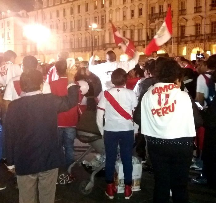 Tifosi peruviani in festa: nel cuore di Torino per il sogno del mondiale