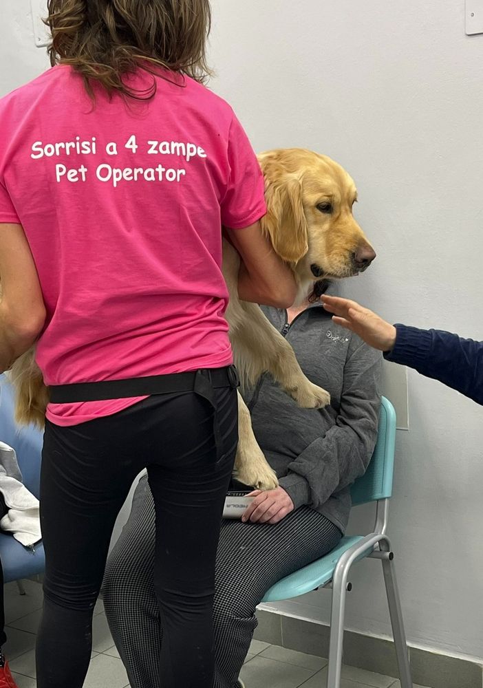 La pet therapy porta un sorriso in psichiatria al Santa Croce di Moncalieri