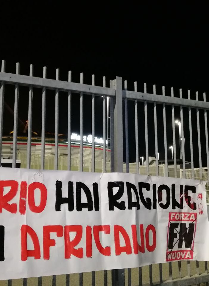 Caso Balotelli, striscione di Forza Nuova davanti all'Allianz Stadium: &quot;Mario hai ragione: sei africano&quot;