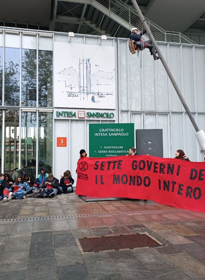 Nuova protesta degli Extinction Rebellion, occupata la hall del grattacielo Intesa Sanpaolo