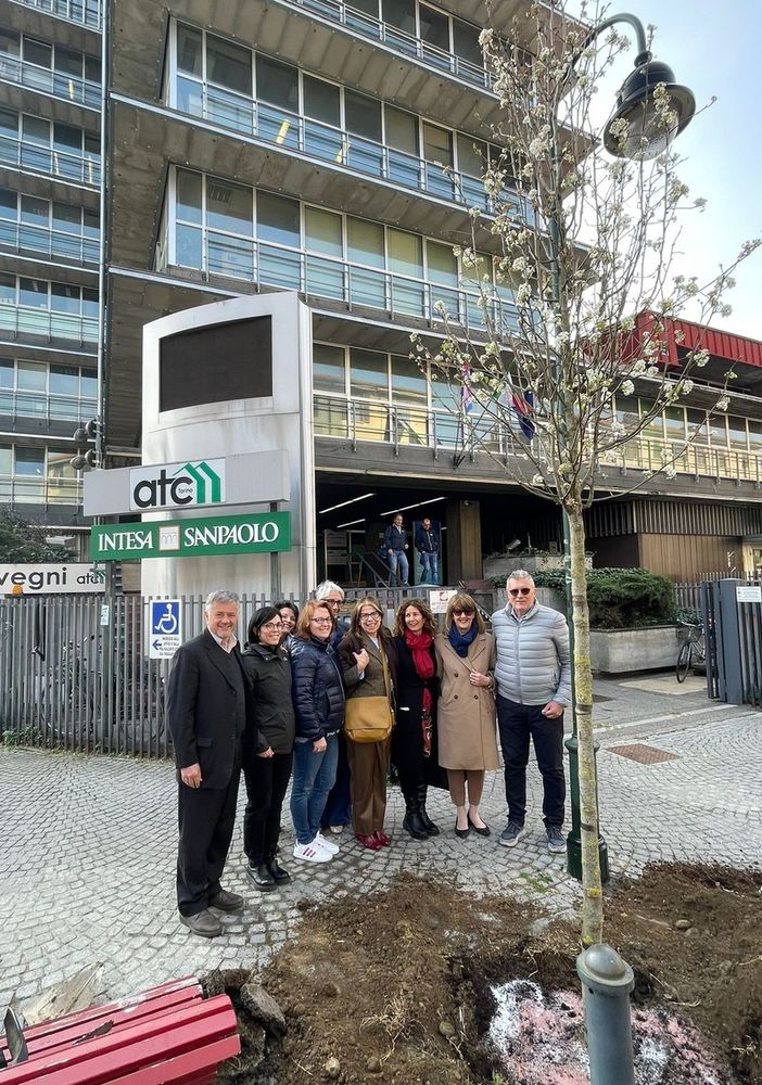 Da sinistra: il direttore generale Atc Luigi Brossa, le componenti del Cug Atc e il presidente Atc Emilio Bolla Da sinistra: il direttore generale Atc Luigi Brossa, le componenti del Cug Atc e il presidente Atc Emilio Bolla