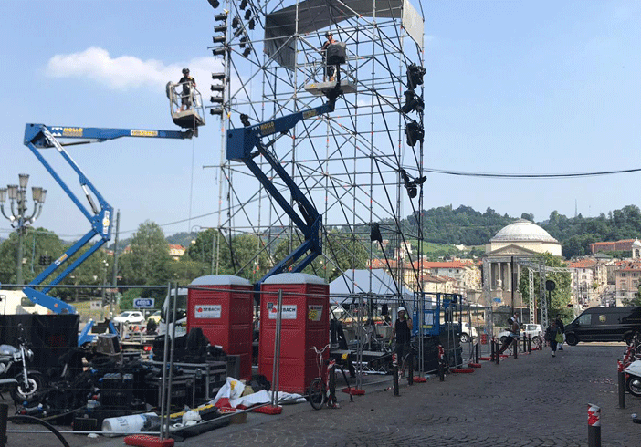 Piazza Vittorio e le impalcature al posto dei dehors