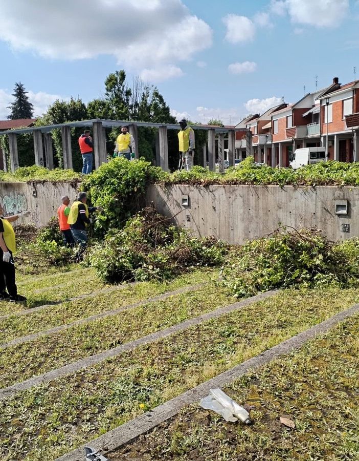 A Falchera i cittadini si tirano su le maniche e ripuliscono piazza Astengo