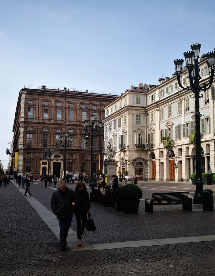 A Torino sit-in dei lavoratori dello spettacolo nel giorno della riapertura dei teatri