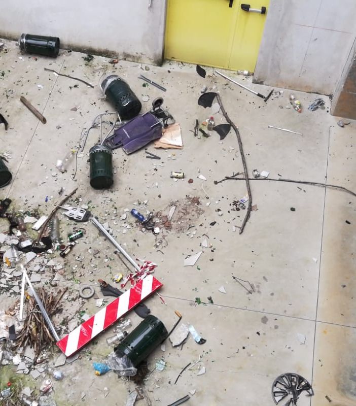 I vandali devastano la nuova piazza Santi Apostoli di Mirafiori Sud