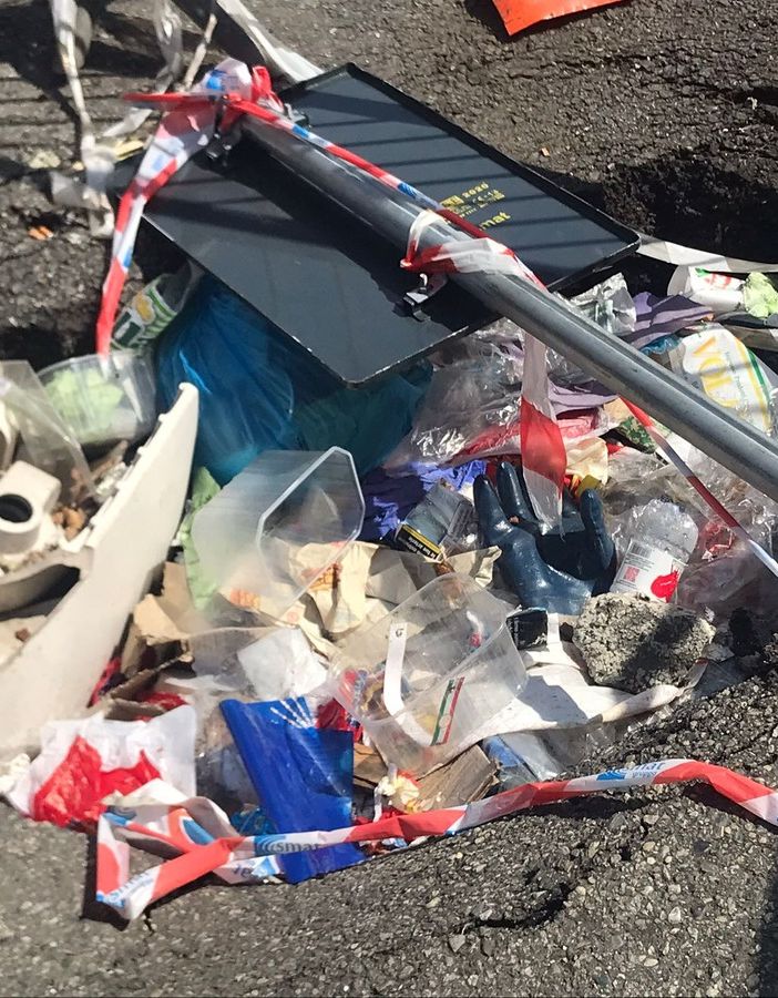Incuria e maleducazione: come trasformare una buca in una discarica a Torino [VIDEO]