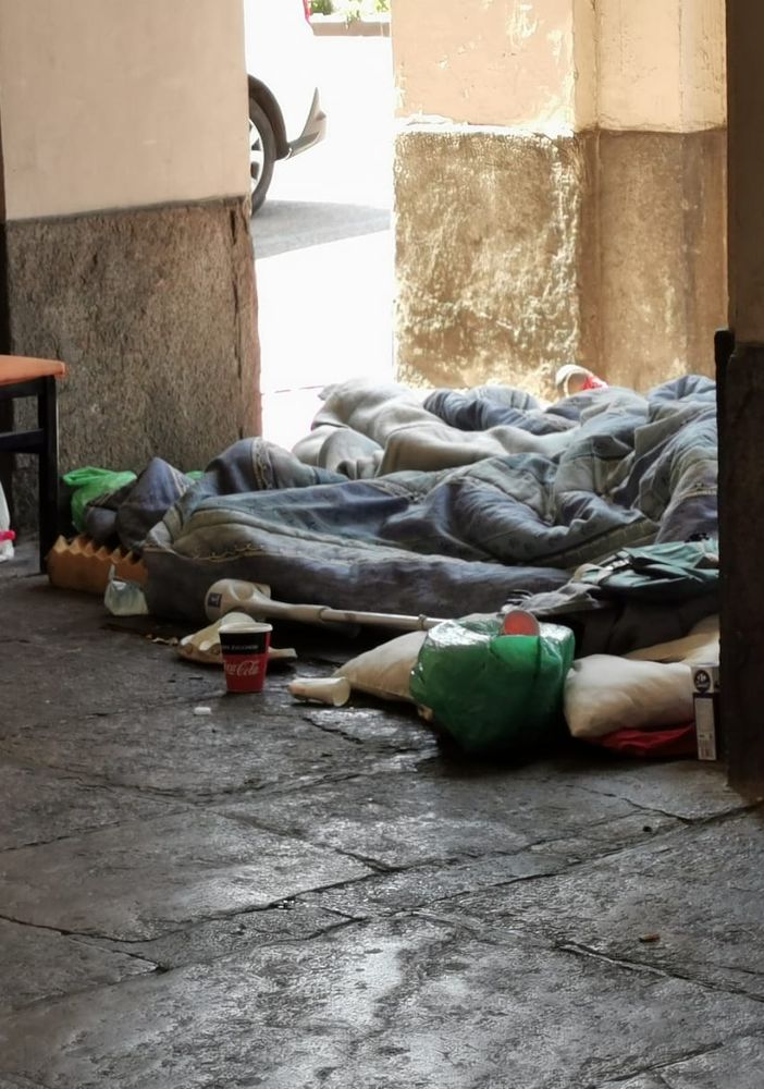 Bivacco di clochard in piazza Statuto, i residenti: &quot;Situazione ormai insostenibile&quot; [FOTO e VIDEO]