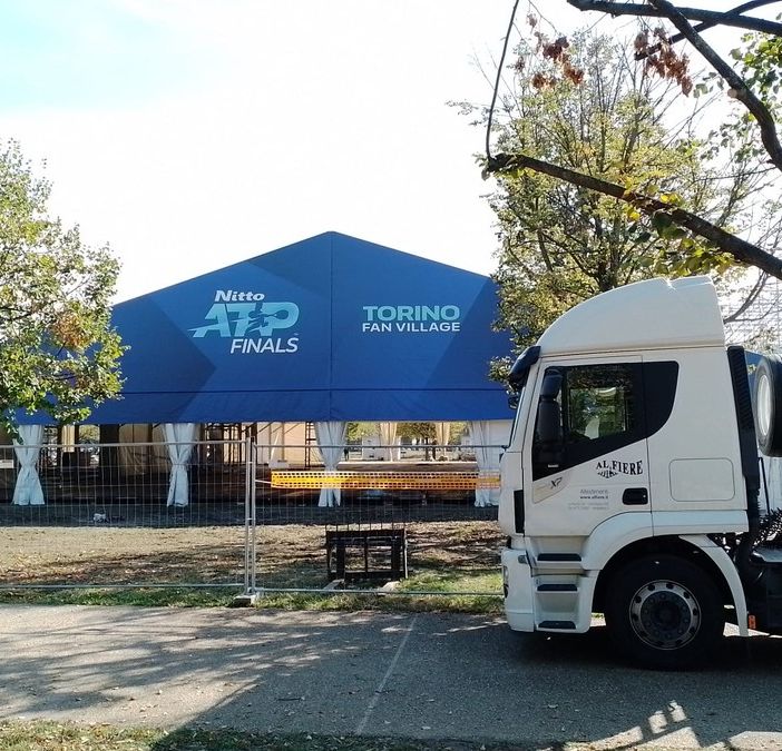 cantiere in piazza d'armi per costruire tendoni e strutture
