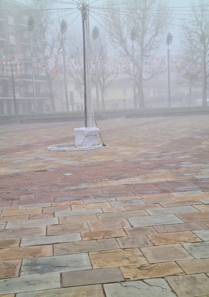 Nichelino: devastata dai vandali, piazza Di Vittorio prova a rialzarsi ospitando la Befana