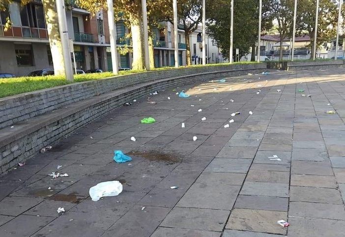 Gli incivili a Nichelino trasformano in un immondezzaio piazza Di Vittorio