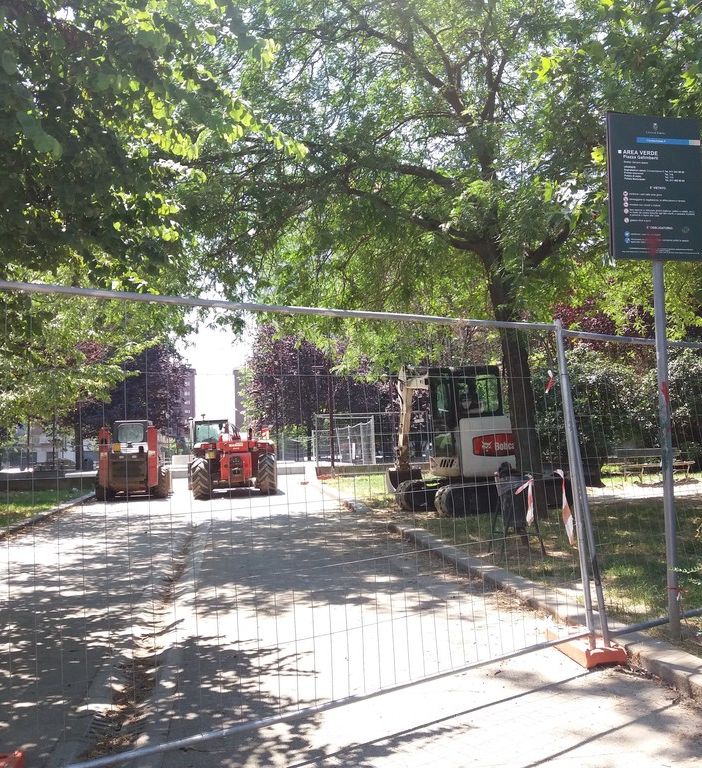 In arrivo tra un mese tavolini e sedie per l'area ragazzi in piazza Galimberti
