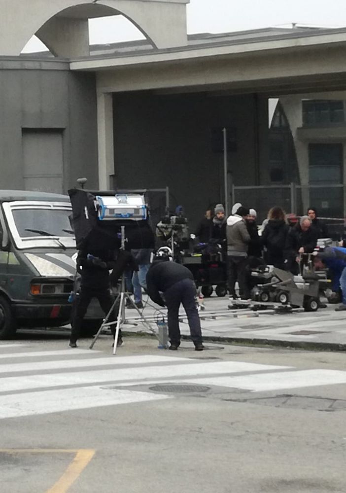 Traffico deviato in piazza Galimberti: le arcate Ex-Moi diventano un set cinematografico