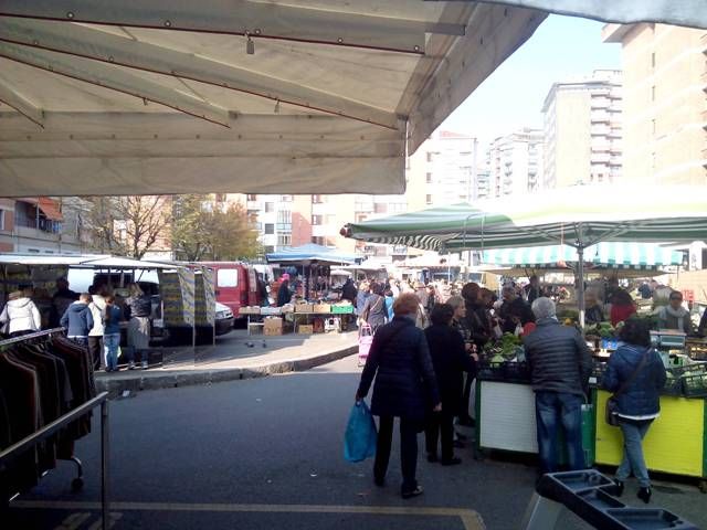 I cittadini chiedono di riqualificare il mercato di Piazza Guala: presentata una petizione popolare