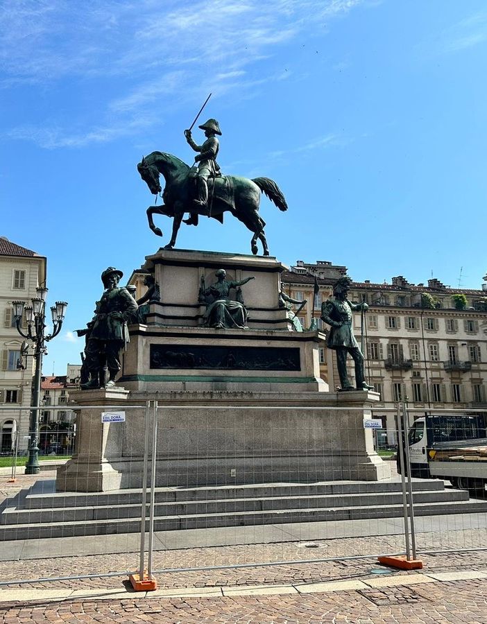 Piazza Carlo Alberto, al via il cantiere: la statua equestre transennata prima del trasloco [FOTO]