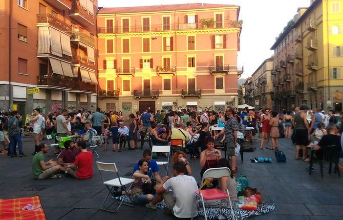 &quot;Dormire in piazza Santa Giulia è come dormire a bordo di un tratto trafficato della Tangenziale di Torino&quot;