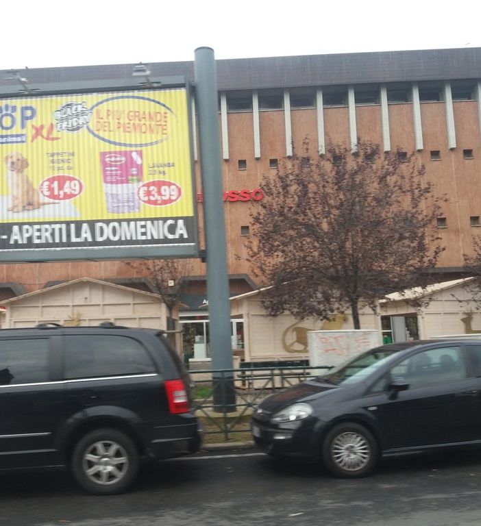 Piazza Santa Rita si prepara al Natale: spuntano le casette dei mercatini