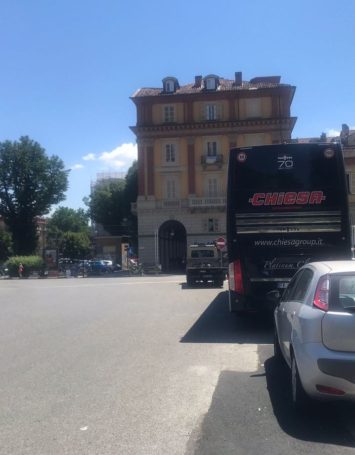 Malasosta, piazza Statuto si trasforma in un parcheggio: “È sempre peggio e nessuno fa niente”