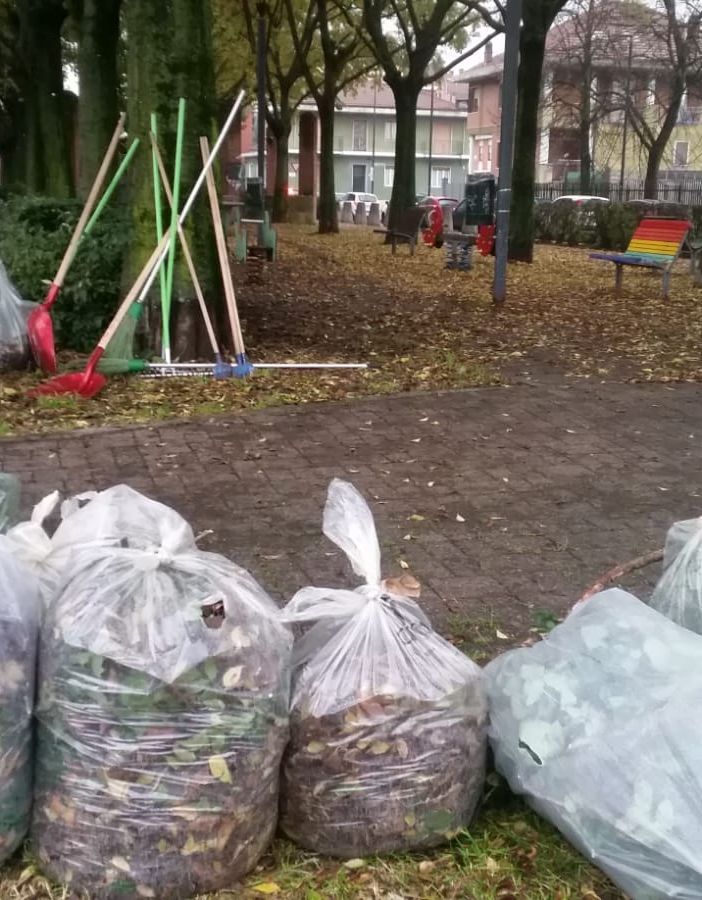 I volontari di Torino Spazio Pubblico ripuliscono piazzala Pola con gli abitanti di Mirafiori [FOTO]