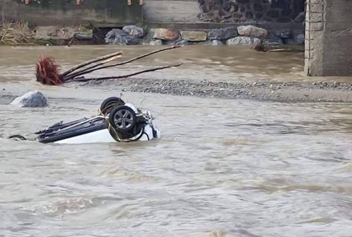 auto in un fiume in piena