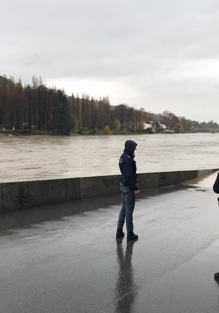 Maltempo a Torino, Murazzi sommersi dalla piena del Po: la situazione dei fiumi