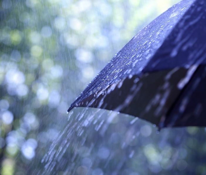 ombrello aperto su cui piove