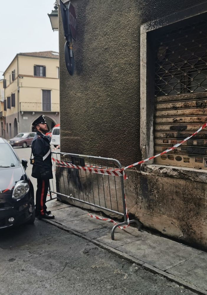 Carmagnola, incendiava i cassonetti della carta per noia: denunciato dai carabinieri