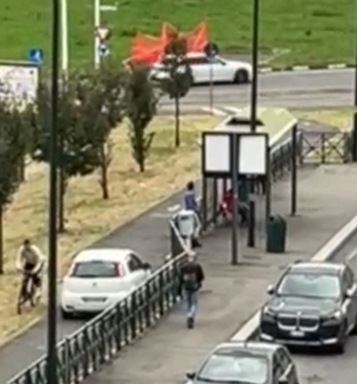 auto su pista ciclabile