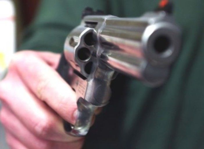 San Secondo Pinerolo: sgridato da alcuni ragazzini, li minaccia con una pistola