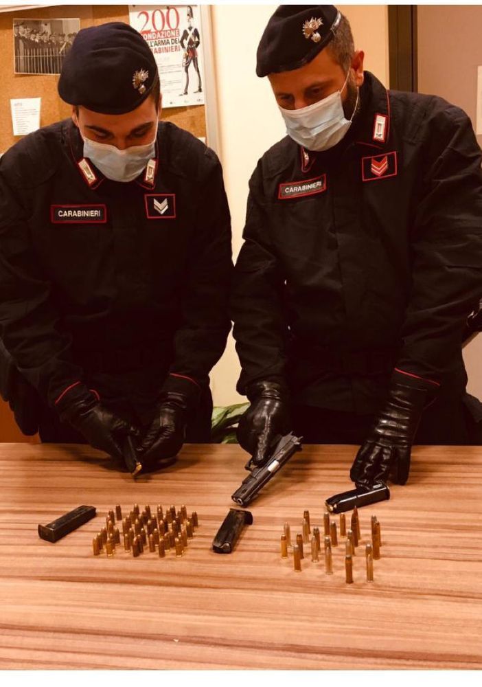 &quot;Arrestatemi, ho una pistola&quot;, 31enne si costituisce ai carabinieri di Barriera di Milano