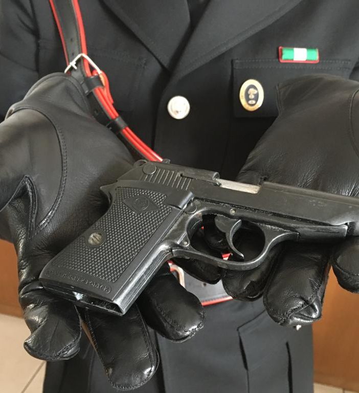 Modificava le pistole ad uso sceniche in vere, arrestato a Torino un artigiano delle armi