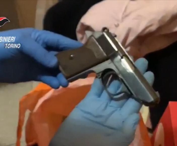 In casa aveva un arsenale: bombe a mano, pistole e munizioni. Arrestato un operaio [VIDEO]