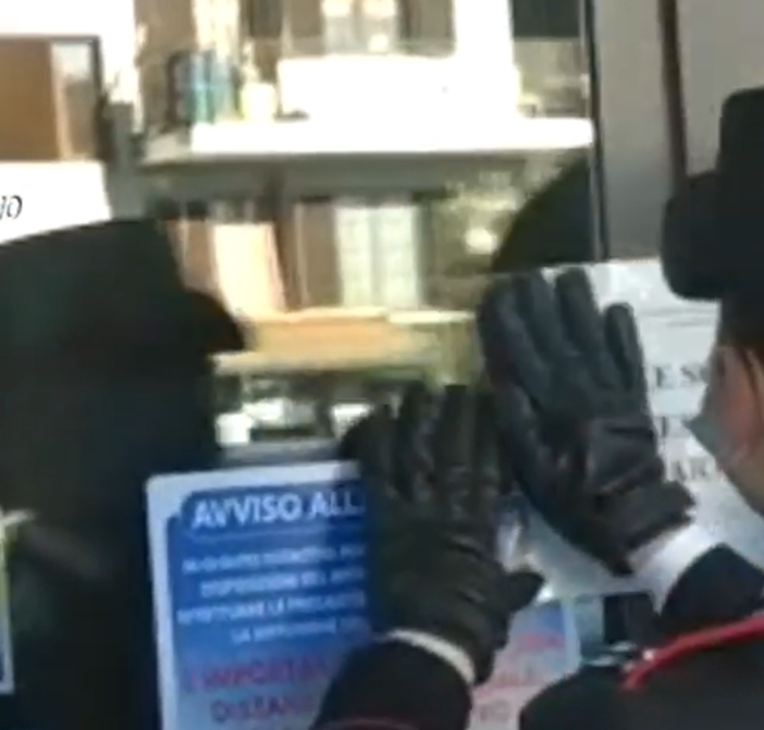 Castellamonte, distrutta la vetrata di ingresso della pizzeria dei fratelli gambizzati mercoledì a colpi di pistola