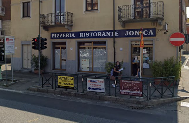 vetrine di una pizzeria ristorante