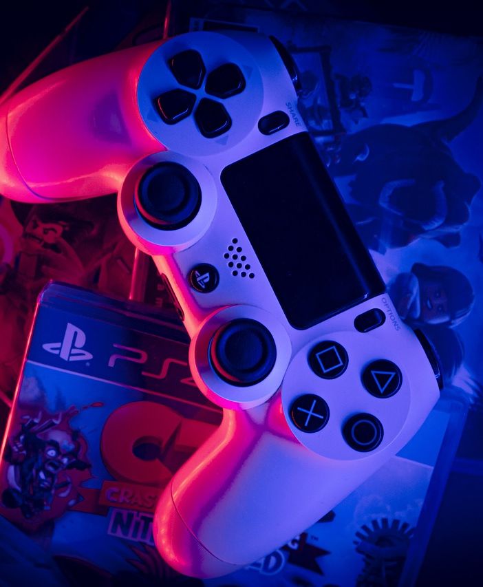 Urla e bestemmia in piena notte contro la Playstation: la vicina esasperata si presenta con un coltello e ferisce la madre