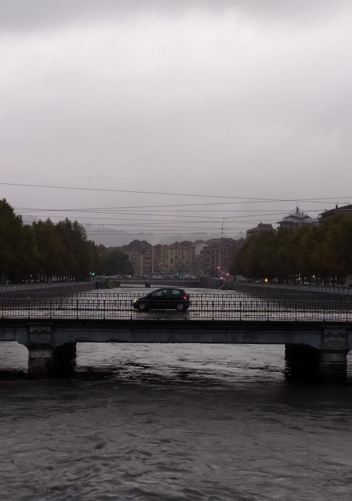 Maltempo a Torino, fa paura la Stura: chiuso corso Sacco e Vanzetti per pioggia [FOTO E VIDEO]