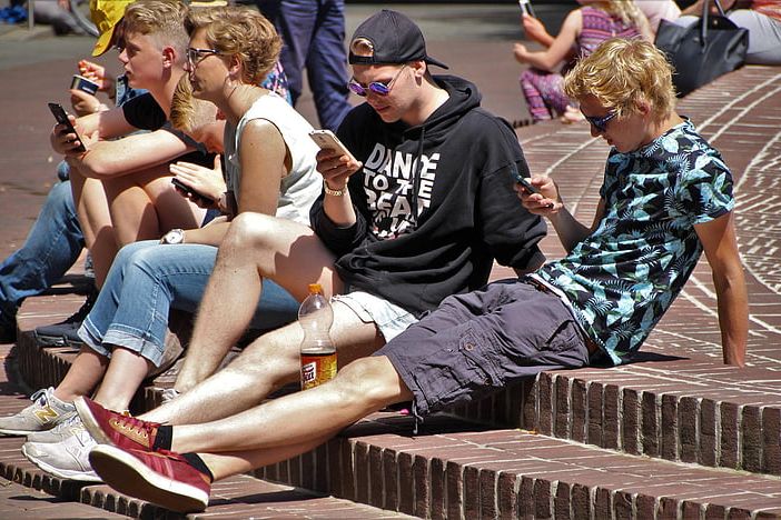 ragazzi che giocano a pokemon go