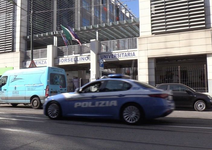 auto davanti al campus universitario