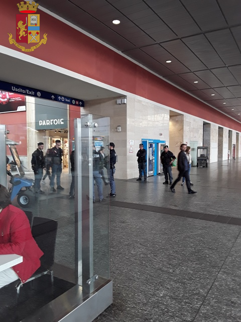 Controlli ad alto impatto della polizia a Torino Porta Nuova e dintorni