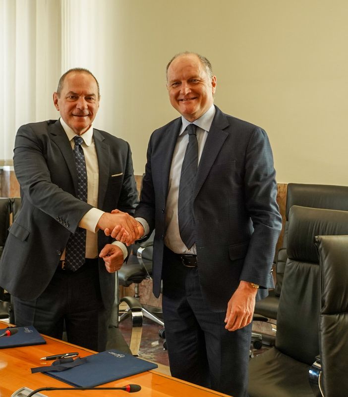 Stretta di mano tra Guido Saracco e il rappresentante di Accenture