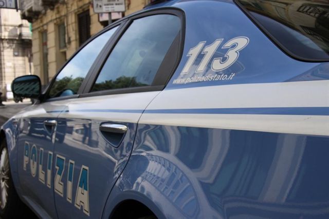 Due sedicenni si scambiano droga davanti alla polizia: fermati