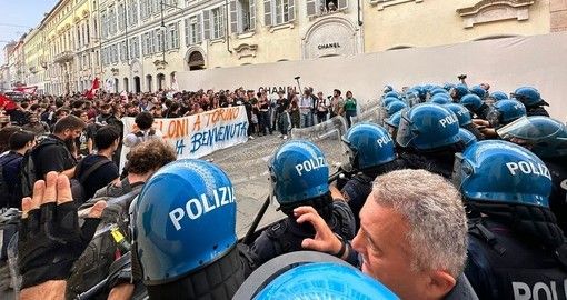A Torino gli studenti in corteo contro Meloni: “Non sei la benvenuta”. Corse e lancio di uova contro la polizia nel centro città