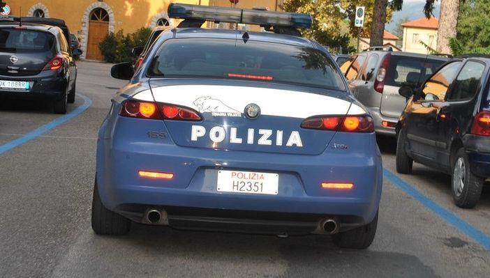 Ruba una catenina d'oro strappandola dal collo del proprietario: arrestato