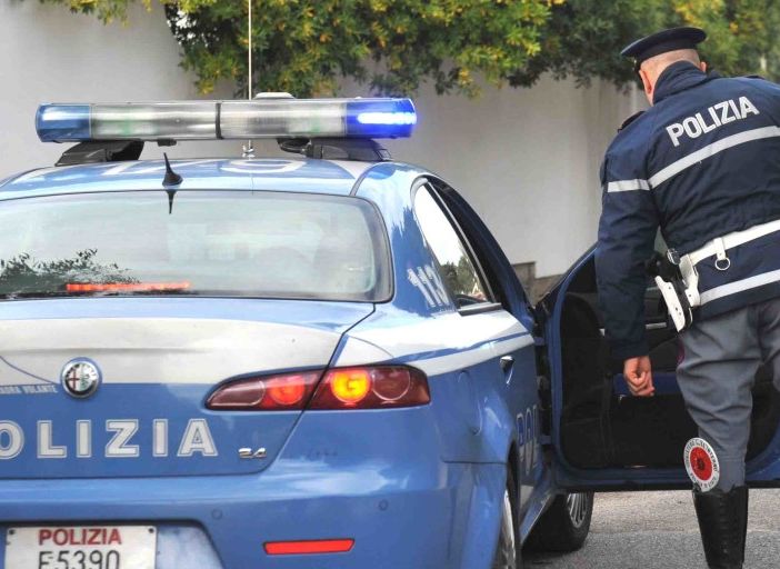 Pusher aggredisce gli agenti dopo aver ingerito degli ovuli: fermato in Barriera di Milano
