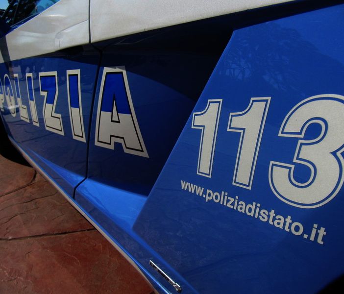 Offre droga a due &quot;clienti&quot;, ma sono poliziotti in borghese: arrestato