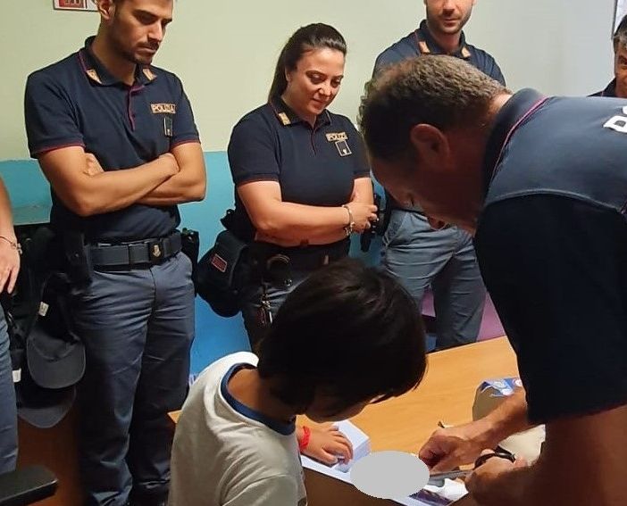 I poliziotti di Bardonecchia ricomprano a un bambino il giocattolo che gli era stato rubato
